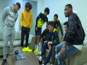 Depremzede Emir’e Fenerbahçeli Futbolcular Moral Verdi