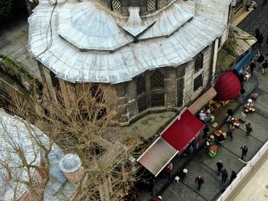 Duman Altında Kalan Tarihi Nuruosmaniye Cami Duvarındaki İs Havadan Görüntülendi