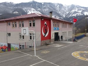 Trabzon’da Bir Okulda Çatlaklar Nedeniyle Boşaltma Kararı Alındı