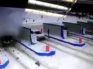 Rusya’da Akaryakıt İstasyonundaki Araçta Patlama