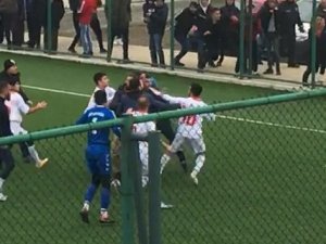 Futbol Maçında Tekme Ve Yumruklar Konuştu