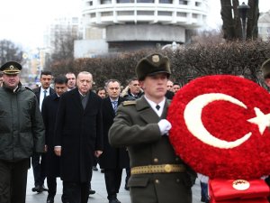 Cumhurbaşkanı Erdoğan, Ukrayna’da Meçhul Asker Anıtı’nı Ziyaret Etti