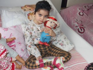 5 Yaşındaki Esin Yürümek İçin Yardım Bekliyor