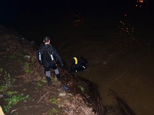 Irmağa Atlayan Kızını Kurtarmak İsteyen Baba Kayboldu