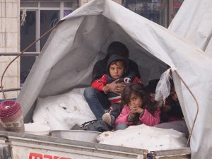 İdlib’e Bombardıman Sürüyor, Siviller Çareyi Kaçmakta Buluyor