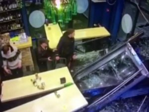 Rusya’da Bir Otomobil Kafede Oturanların Arasına Daldı