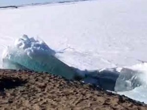 Rusya’da Denizdeki Buzullar Sahile Vurdu