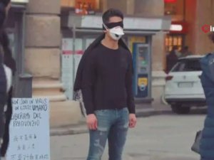 İtalya’da Çinli Gençten Virüs Protestosu