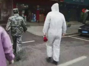 Wuhan’da Polis Kapı Kapı Gezip Ateş Ölçüyor