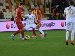 İlk Yarı Sessiz Bitti