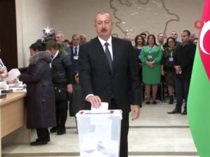 Azerbaycan Cumhurbaşkanı İlham Aliyev Ve Eşi Oy Kullandı