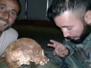 Esad Rejimi Askerleri Mezardan Kafatası Çıkartıp Video Çekti