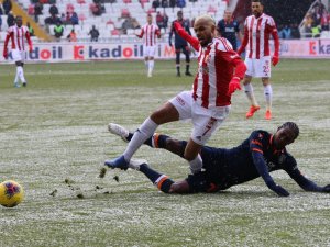İlk Yarı Sessiz Bitti