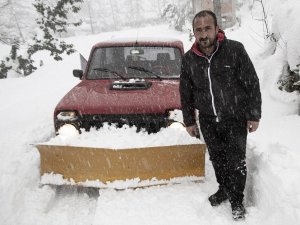 Kapanan Karlı Köy Yollarını Kendi Aracıyla Açıyor