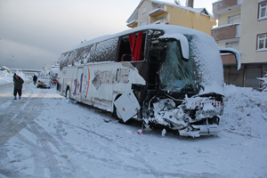 Giresun'da yolcu otobüsü ile iş makinesi çarpıştı 7 yaralı