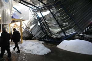 Rize'de Kar Nedeniyle Otomobil Galerisinin Çatısı Çöktü