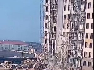 Rusya’da 2 İnşaat İşçisi İskele Çökünce 9’uncu Kattan Yere Çakıldı