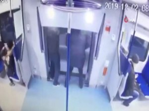Yanlış Metroya Binen Yolcu Dışarı Atladı