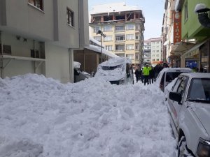 Giresun’da Çatıdan Düşen Karlar Park Halindeki 2 Araca Hasar Verdi