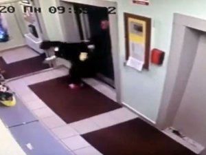 Otel Müşterisi, Temizlikçi Kadını Asansörden Dışarı Fırlattı