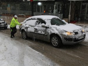 Artvin’de Etkili Olan Kar Yağışı Trafiği Felç Etti