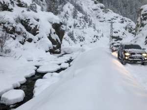 Cenaze Dönüşü Yola Düşen Çığ Nedeniyle Belediye Başkanı Mahsur Kaldı