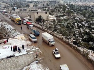 İdlib’den Türkiye Sınırına Doğru Göç Devam Ediyorlar