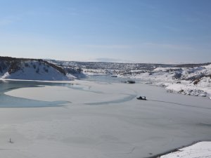 Tunceli’de Baraj Gölünün Bir Bölümü Buz Tuttu