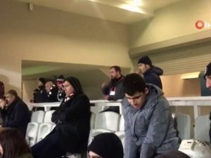 Görme Engelli Taraftara Maçı Anlatan Polis Memuru Takdir Topladı