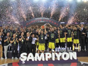 Fenerbahçe Beko Türkiye Kupası’nı Kaldırdı