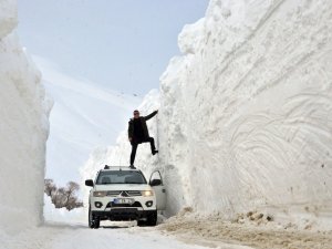 Yüksekova’da Kar Kalınlığı 6 Metreyi Geçti