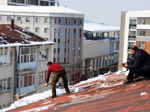 Ekmek Paraları İpin Ucunda