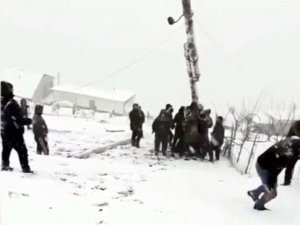 Devrilen Elektrik Direğini Kaldırmaya Çalışan Köylüler Canından Oluyordu