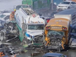 200 Araç Zincirleme Kazaya Karıştı: 2 Ölü, 70 Yaralı