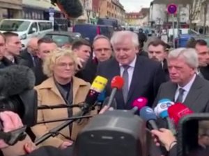 Türkiye’nin Berlin Büyükelçisi Aydın, Hanau’daki Saldırı Bölgesini Ziyaret Etti