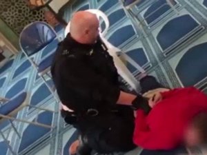 İngiltere’de Camide Bıçaklı Saldırı