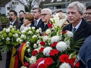 Almanya Cumhurbaşkanı, 5 Türk’ün Öldürüldüğü Olay Yerine Çiçek Bıraktı