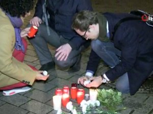 Berlin’de Brandenburg Kapısı Önünde Irkçı Saldırıya Sessiz Protesto