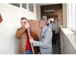 Makam Kapısını Söktürüp Koltuğa Oturdu
