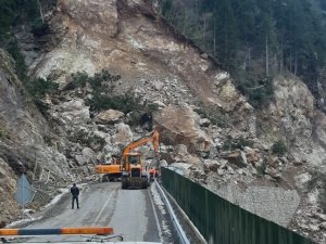 Trabzon-Bayburt Karayolunda Heyelan