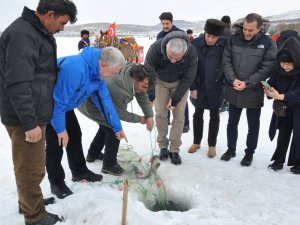 Bakan Ersoy Eskimo Usulü Balık Tuttu