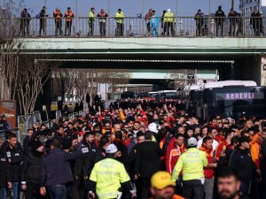 Galatasaray Taraftarı Kadıköy’e Geldi