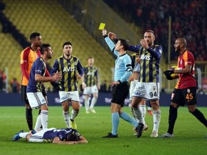 Derbide Kartlar Havada Uçuştu