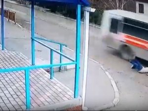 Yola Düşen Kadın Ölümden Kıl Payı Kurtuldu