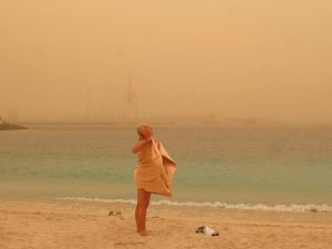 Kanarya Adaları’nda Kum Fırtınası Gökyüzünü Turuncuya Bürüdü