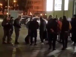 Polis Sokak Dövüşünü Engellemek Yerine Kavgacı Gruplarla Beraber İzledi