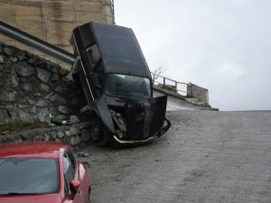 Artvin’de Freni Patlayan Araç Kaza Yaptı