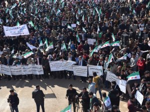 Suriyeliler Beşşar Esad’ı Protesto Etti