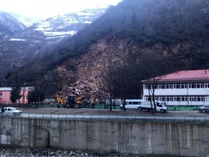 Gümüşhane’de Dağdan Kopan Kayalar Okulun Bahçesine Düştü