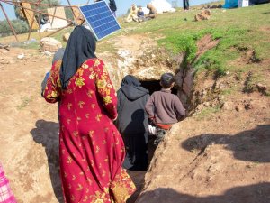 Bombalardan Kaçan Suriyeliler Mağaralarda Yaşam Mücadelesi Veriyor